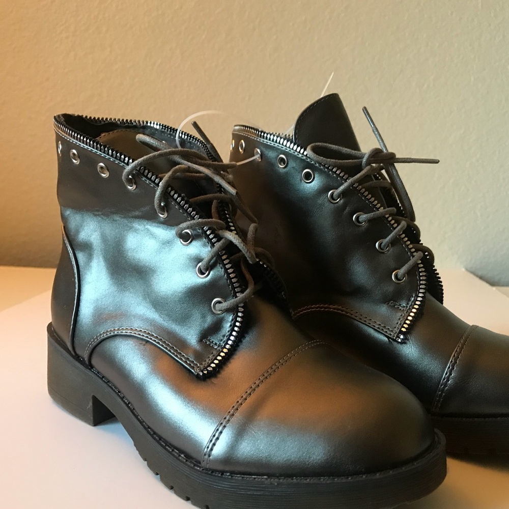 Super Cute Lov Mark Metallic Booties!